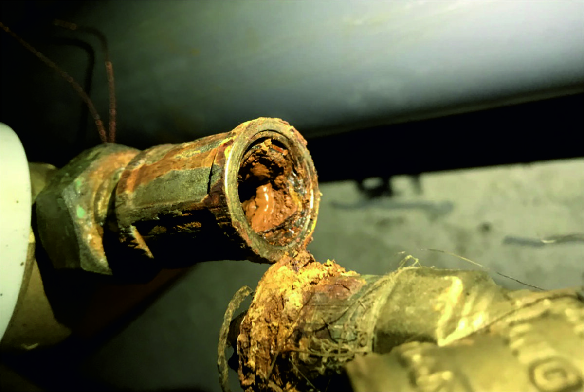 Стояк холодной воды под раковиной на кухне в квартире. 