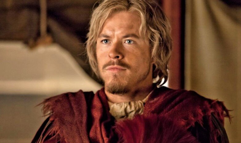 Тодд Ласанс в роли молодого Юлия Цезаря в телесериале «Спартак»