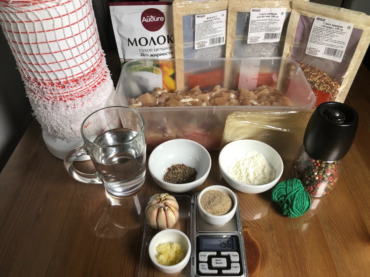 Мы используем готовые смеси от небезызвестного магазина, состав специй будет указан ниже.