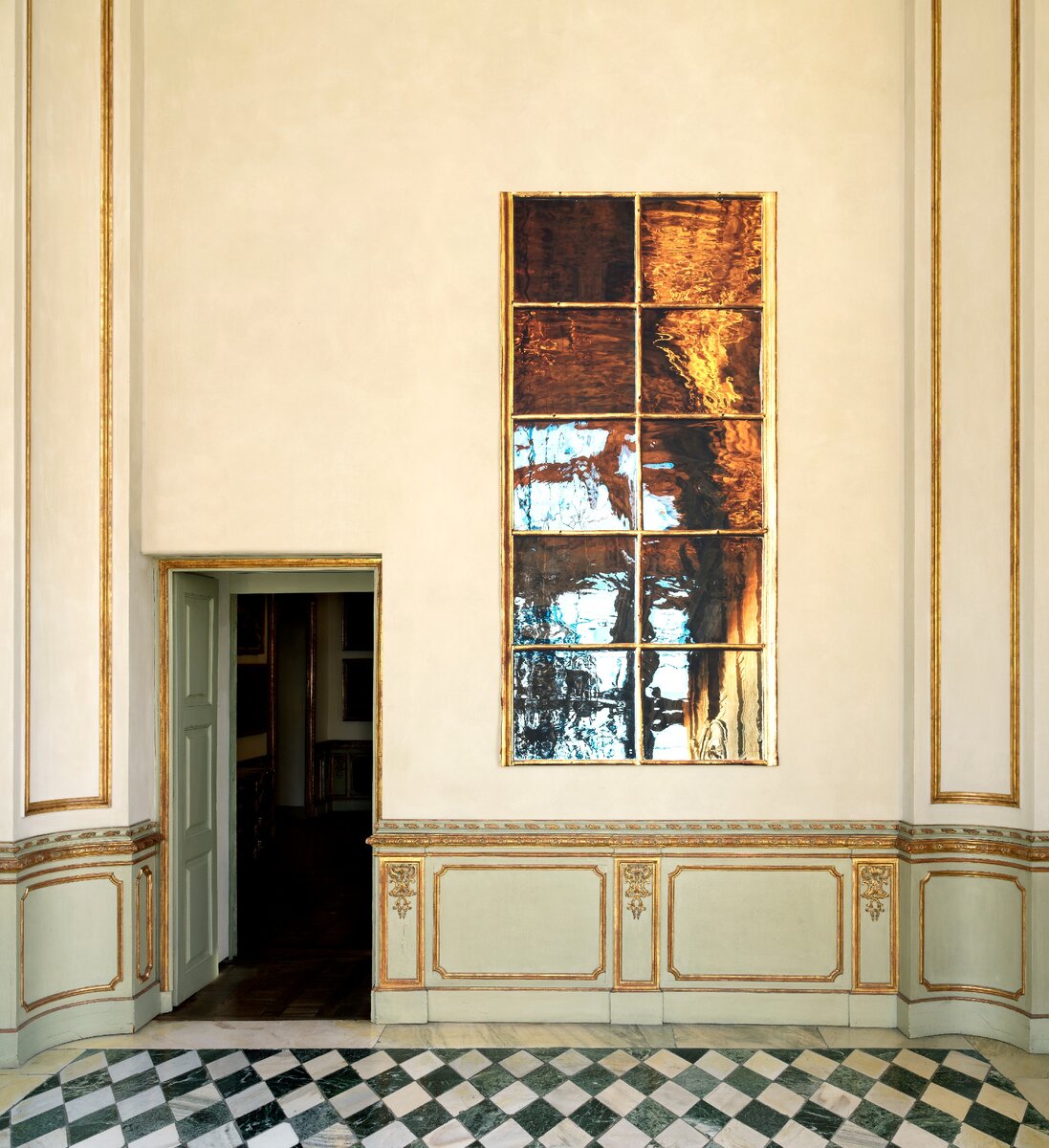Doppio sogno, 2017, фотография, печать на шелке, Палаццо Мадама, Турин, 2017

Место, где была сделана фотография, я выбрала потому, что окно здесь работает словно фильтр, искажающий и размывающий вид. Мне очень нравится этот эффект. Кажется, что через окно мы заглядываем в помещение, видим интерьер – другое окно и люстру. Но стекло оконной рамы зеркальное. Стоит ли зритель снаружи и заглядывает в зал сквозь прозрачное окно, или находится внутри и видит отражение интерьера в зеркальном окне? Возникает интригующая путаница ракурсов.