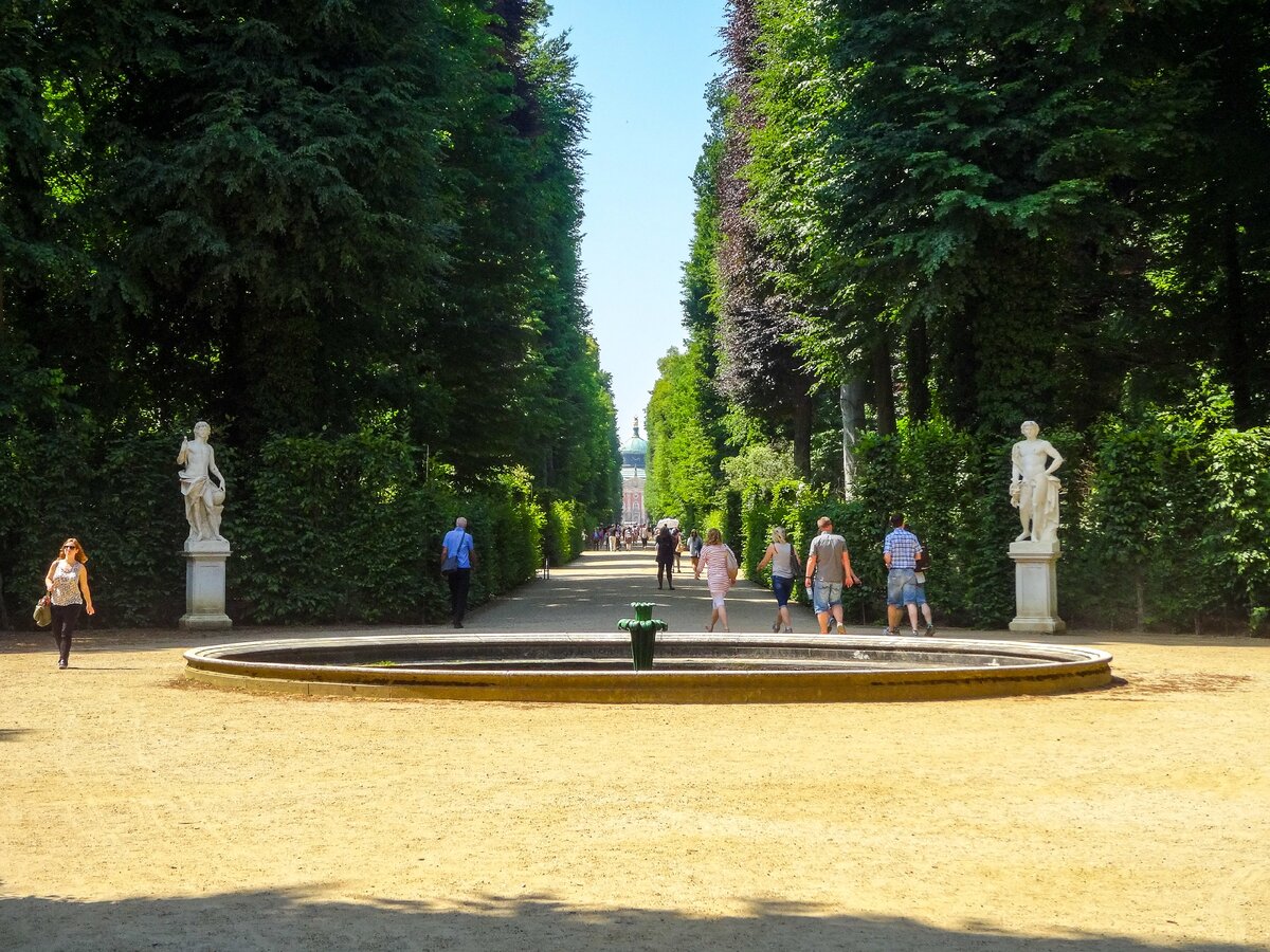 Главная аллея. Вдали виднеется Новый дворец, о котором расскажу дальше. Фото автора