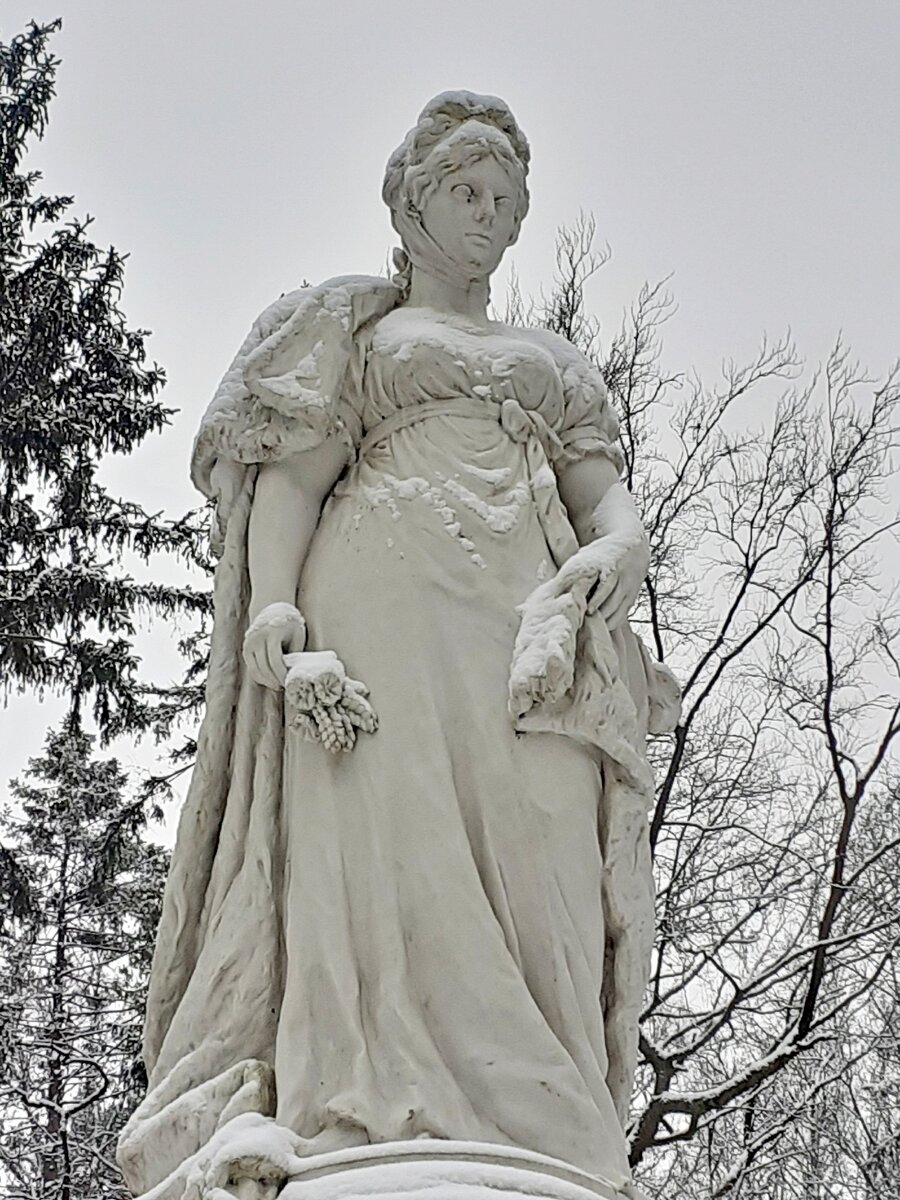 Памятник Королева Луизе в городском парке Советска. Фото автора