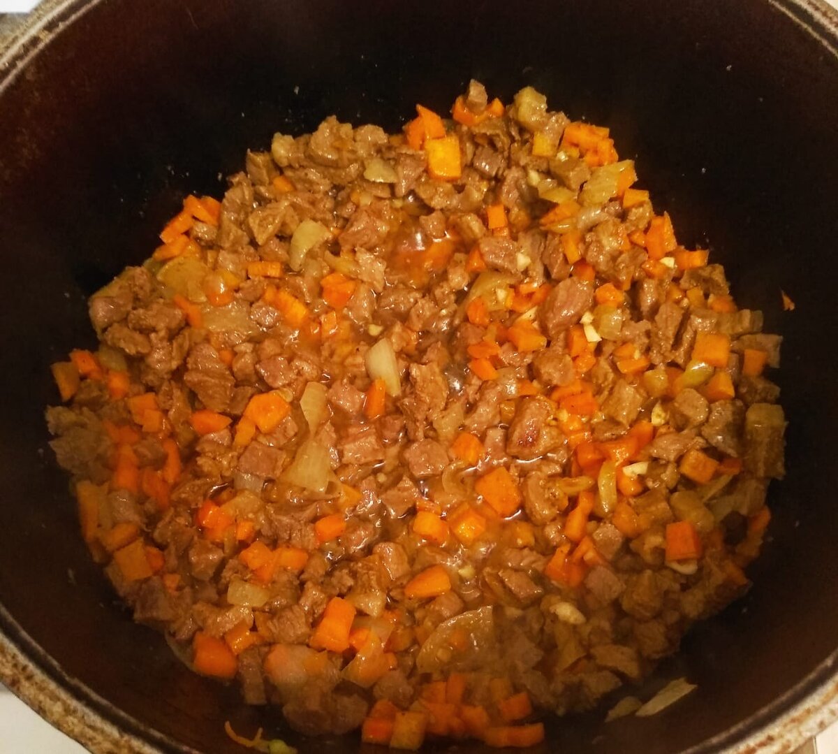 Для плова: в растительном масле обжарить: мясо, лук, морковь и специи. 