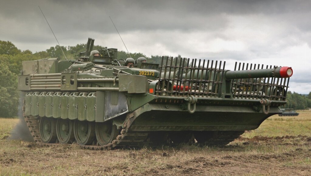 Тоже модификация "C" с канистрами по бортам и узнаваемым противокумулятивным "забором" на носовой бронеплите. Бульдозерный отвал под ним - тоже своего рода противокумулятивная защита экипажа