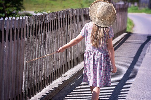 Все реже можно встретить девочку в платье. А как мило! https://cdn.pixabay.com/photo/2015/08/31/22/32/person-916181__340.jpg