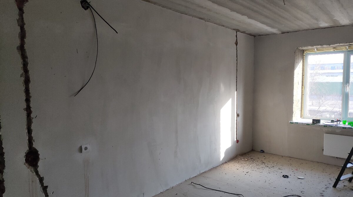 Типичное состояние новостройки под самоотделку (ну немного уже начали штробить)