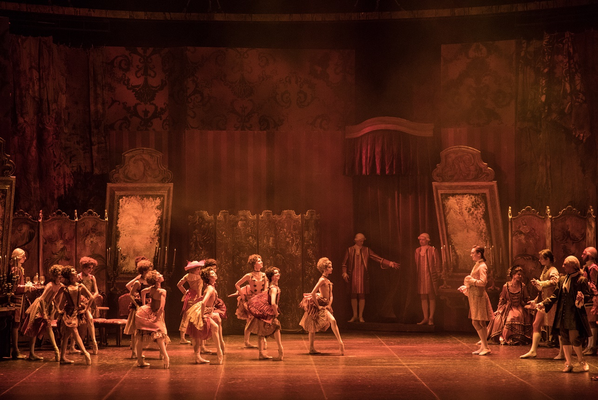 Массовые сцены в салоне с куртизанками