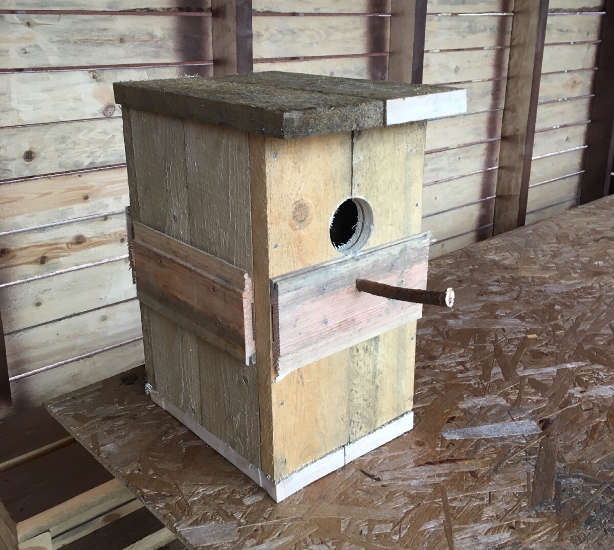 Объективно, достоинство у этого скворечника одно - прочность! А вот хорош он или плох, не мне и даже не уважаемым читателям решать ))) Свое решительное слово должны сказать птицы!