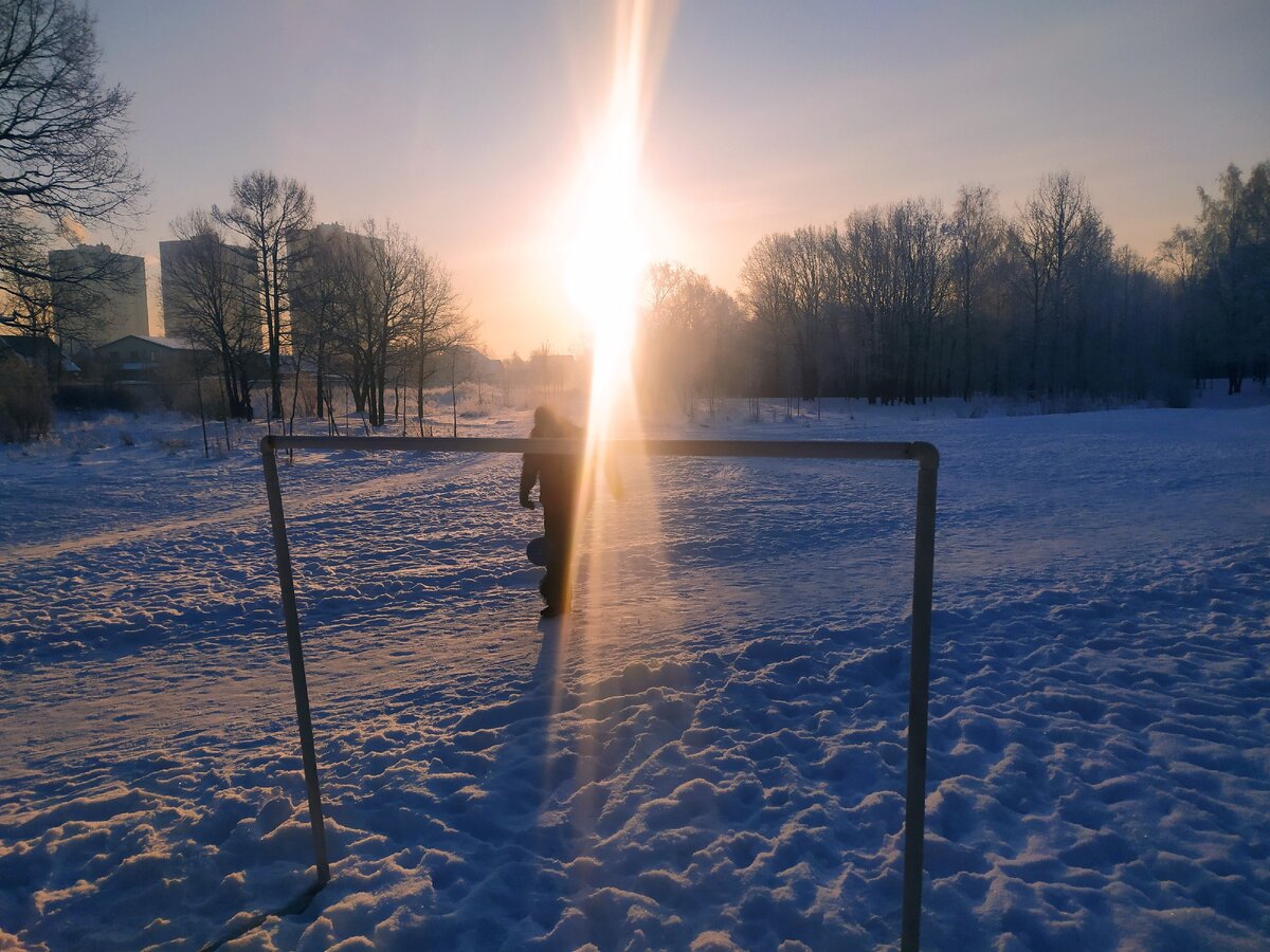 Игра в футбол в парке
