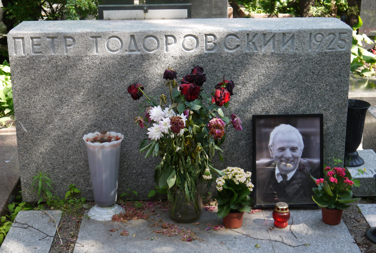 Могила евгения леонова на новодевичьем кладбище фото