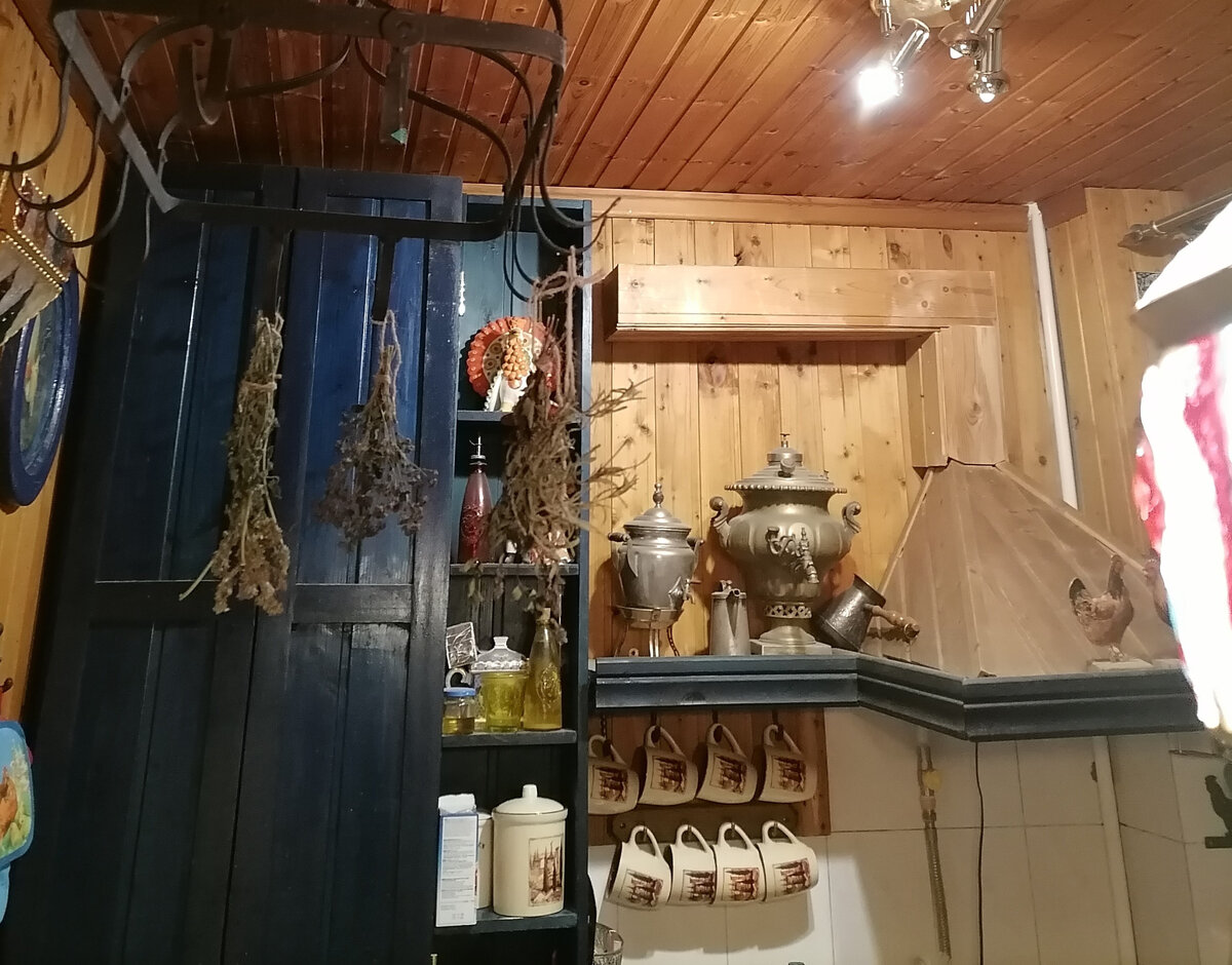 Слева - шкаф из тех самых бортов. Фото Елены Мельниковой.