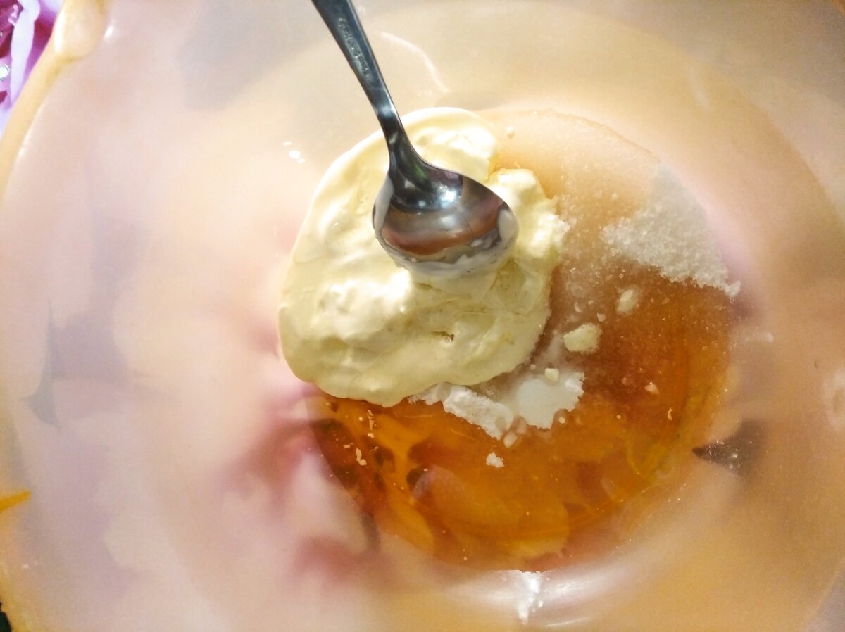 Сахар, соль, сода, сметана, масло растительное замешиваю сразу все вместе.