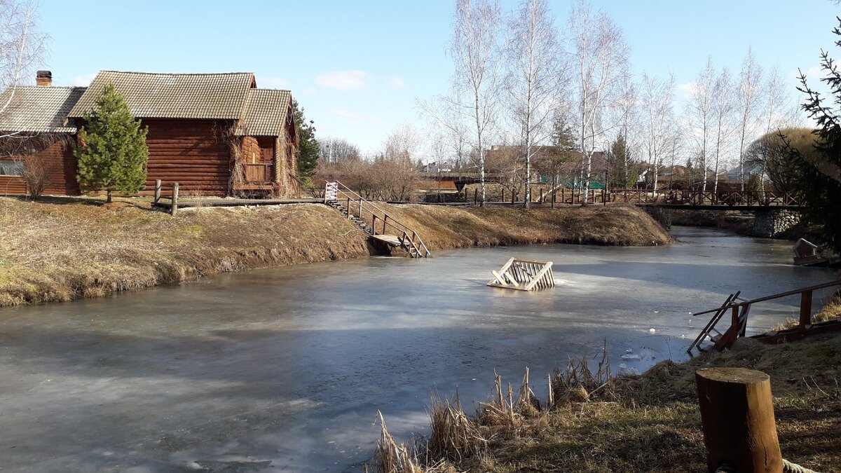 Рядом со Щуровым городищем - база отдыха. Фото автора.