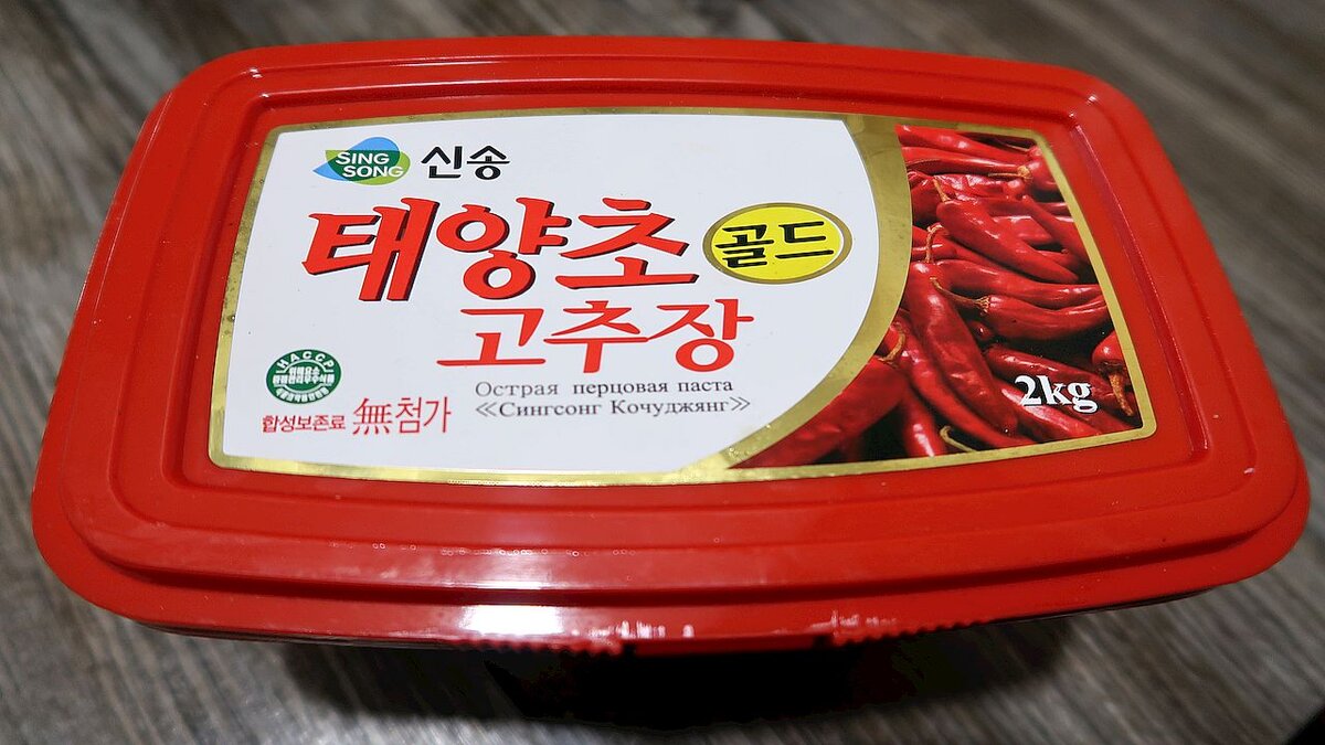 Сейчас есть возможность приобрести много вкусных корейских продуктов. Я часто покупаю острую расту  Кочудян (кочуджан) . Расскажу о ней поподробнее.-1-3