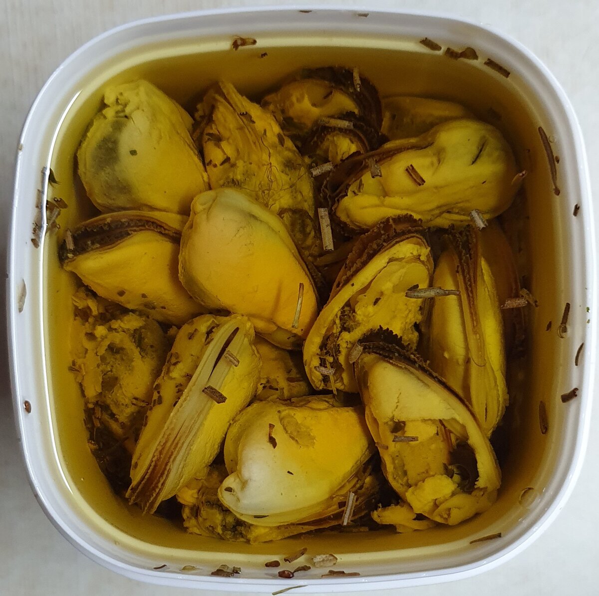 Мидии в масле, купленные в магазине.