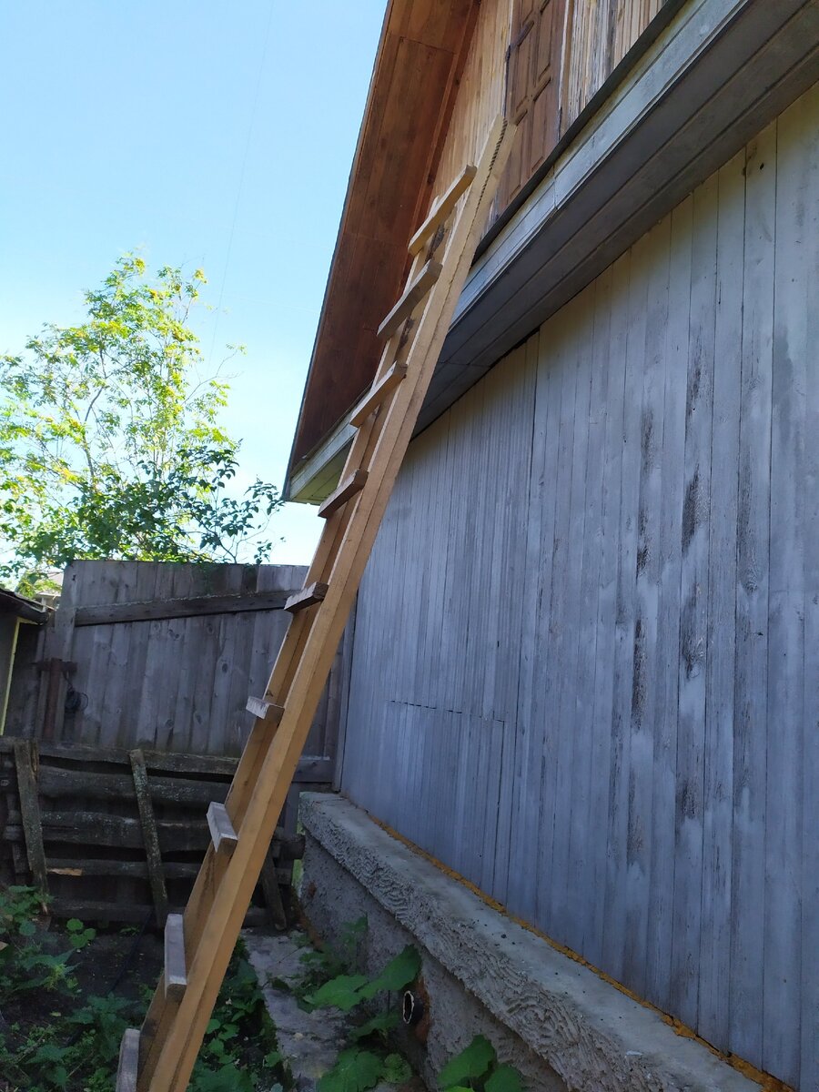 Потом проникли на чердак по приставной лестнице 