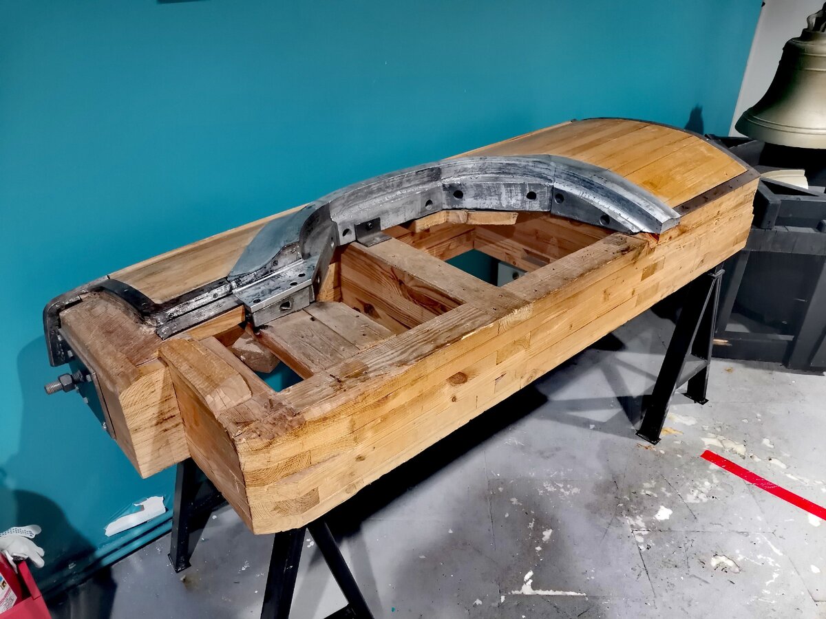 На таких деревянных формах вручную изготавливались крылья для автомобилей представительского класса