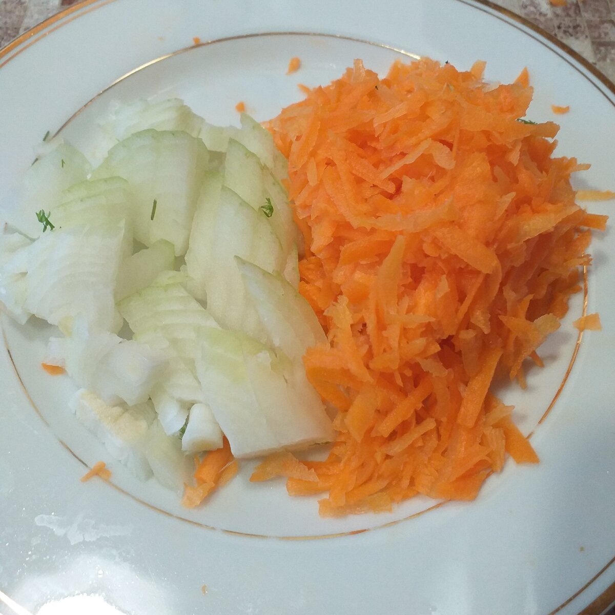 Натираем морковь и нарезаем лук