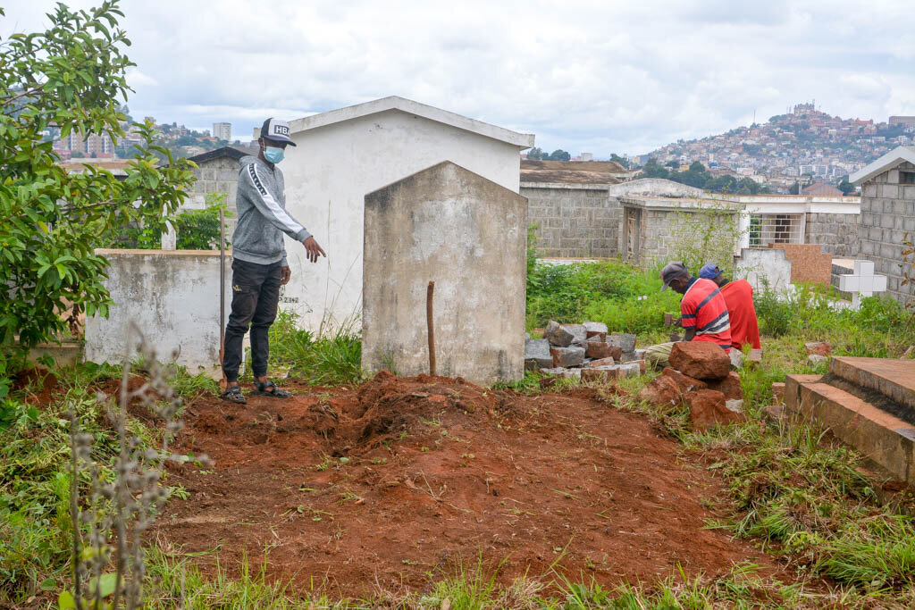 2. К нашему приезду нанятая бригада расчистила участок от травы и кустарников. 