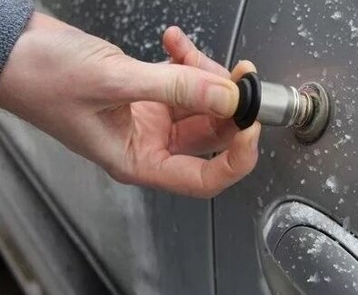 Примерзли двери в машине как открыть. Замерзший замок автомобиля. Замерзшая машина. Замерз замок авто. Примерзшая дверь автомобиля.