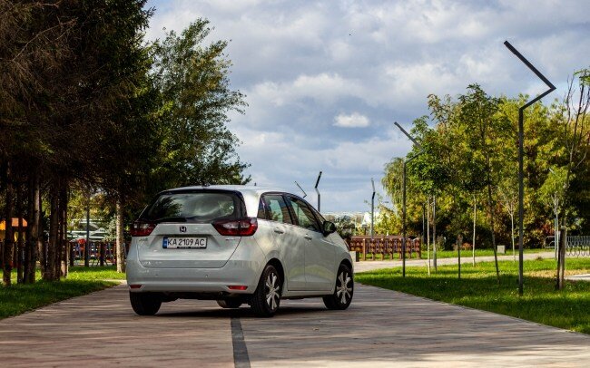 Honda Jazz Hybrid вид сзади