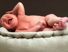 Если новорожденного беспокоят газы, которые скапливаются в кишечнике и вызывают вздутие, сопровождающееся болезненными ощущениями, есть несколько простых способов помочь ему.