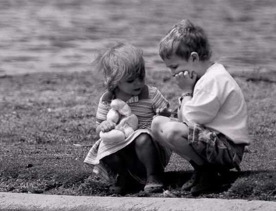 Детям интересно общаться со сверстниками