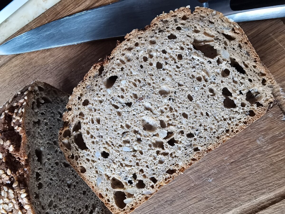 Хлеб живое зерно. Живой хлеб Волгоград. Прикормка Хлебушек. Мука и фартук хлеб зерновой.