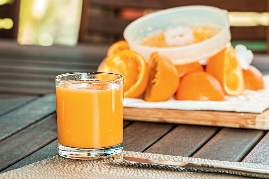 Фото https://www.pexels.com/photo/selective-focus-photography-of-pure-orange-juice-158053/