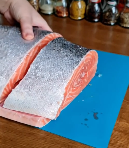 Нарезаем рыбу