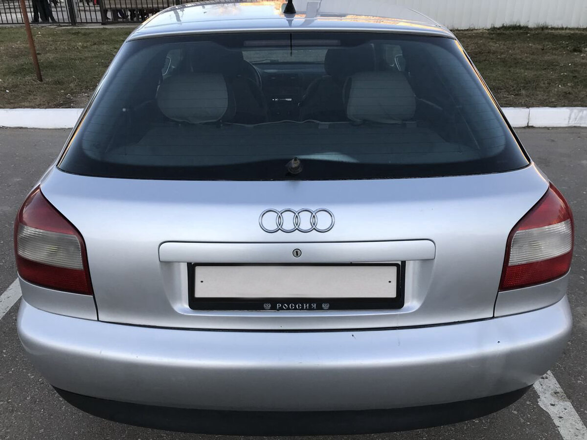 Задняя часть чем-то напоминает «обрезанную» сзади А4 первого поколения в кузове универсал