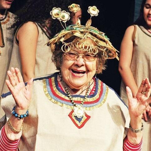 Переводчик с шумерского языка. Профессор Муаззез Ильмие Чиг в короне шумерской царицы или жрицы Пуаби. Фотография из фейсбука исследовательницы https://www.facebook.com/muazzezilmiyecig 