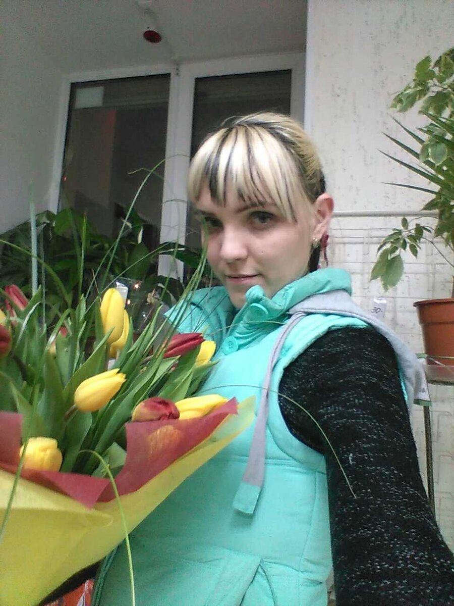 Собственно  Я, и этот весенний букетик тюльпанов!