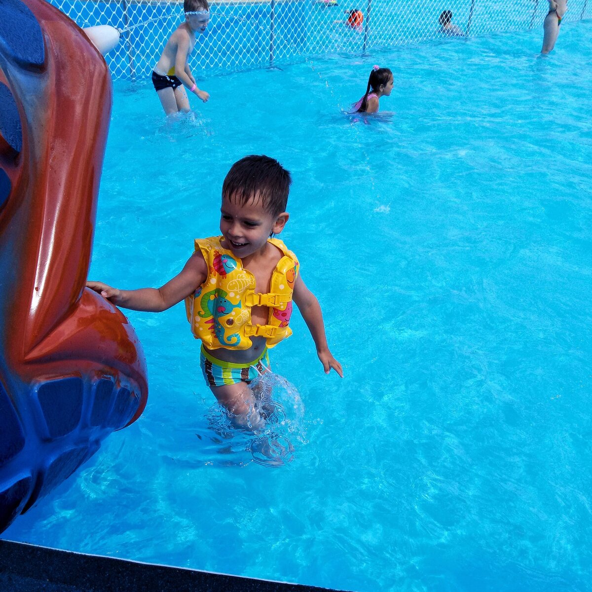 Сыну в открытом бассейне Европейский тоже понравилось