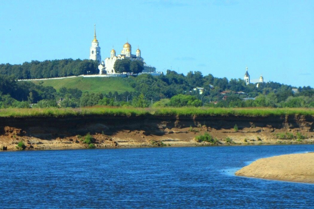 На берегу реки стоит