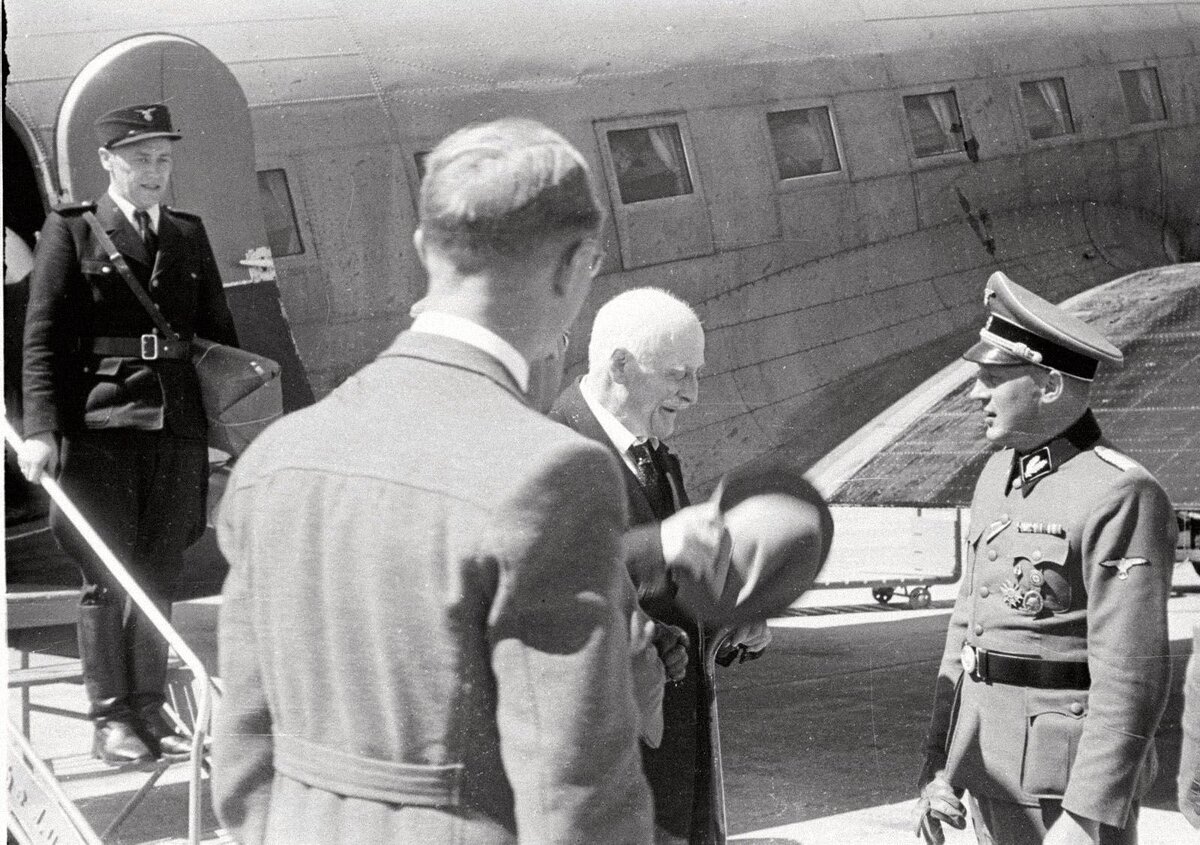 Кнут Гамсун по прибытии в Норвегию 28 июня 1943 года после визита в Германию / Фотограф Оге Кихле, NTB Scanpix aftenposten.no