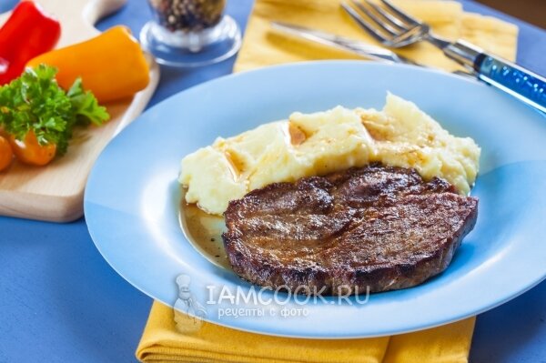 Очень простой и проверенный рецепт приготовления свиных стейков на сковороде гриль. Мясо смазать растительным маслом, приправить солью и перцем. Обжариваем на хорошо прогретой сковороде в 2 этапа, сначала по 4 минуты на сильном огне с двух сторон, потом столько же на среднем тоже с двух сторон.