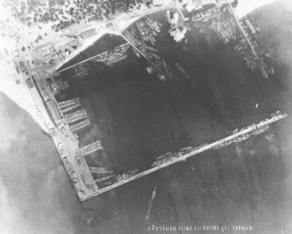 Общий вид порта Хель. Аэрофотосъемка сделана несколько позднее описываемых в статье событий — 25 апреля 1945 года, во время налета на порт пикирующих
бомбардировщиков Пе-2 (ведущий — гвардии майор С. В. Попов) 12-го ГПБАП. Публикуется впервые