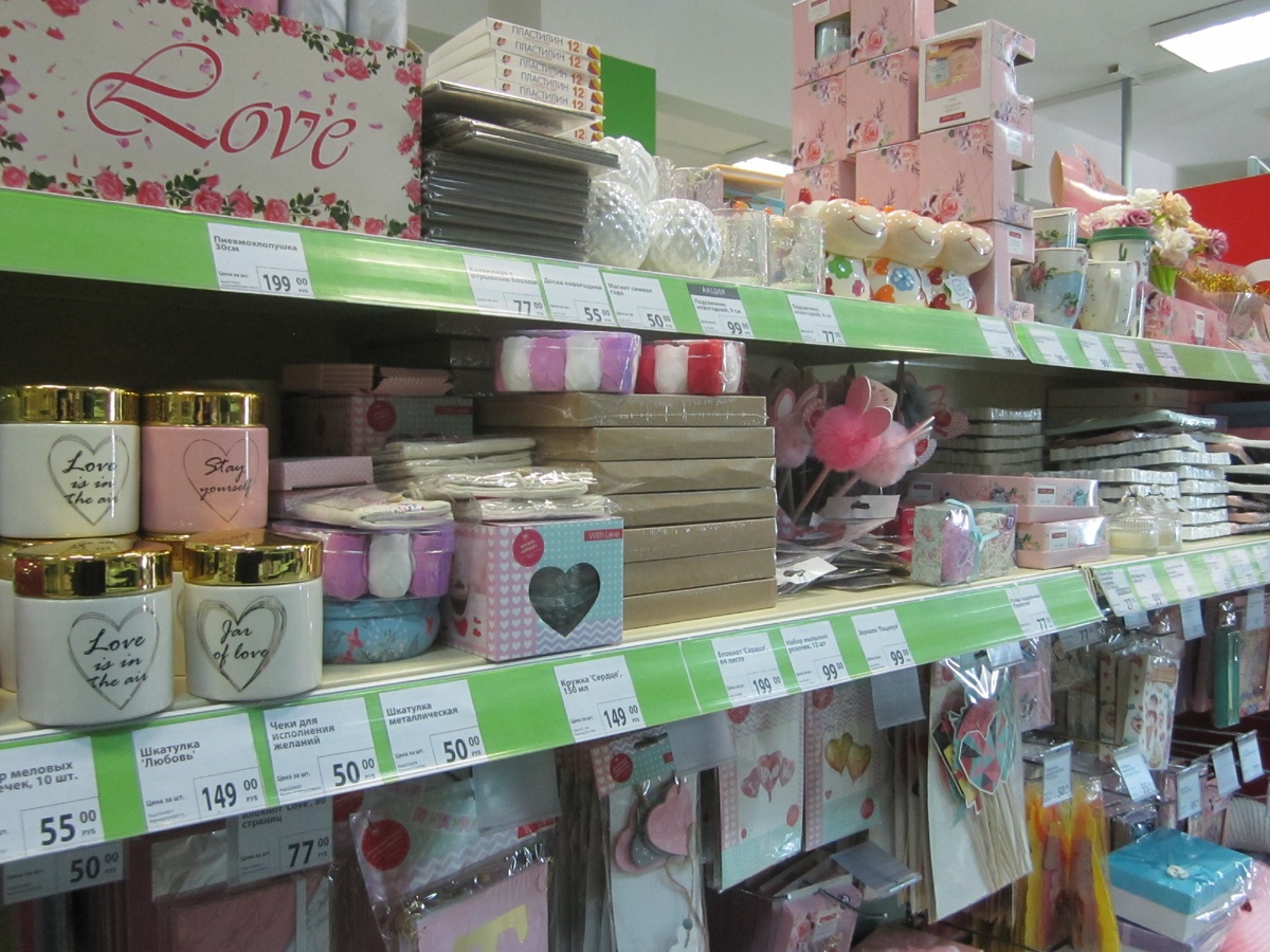 Тематическая витрина магазина «Fix Рrice» к 8 марта 2021 г. (фото автора)