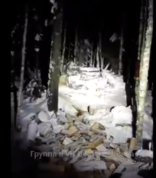 Разбросанный дровенник на посту Баня на станции Шиес.   Скриншот https://www.youtube.com/watch?v=NxxTZDxjv14