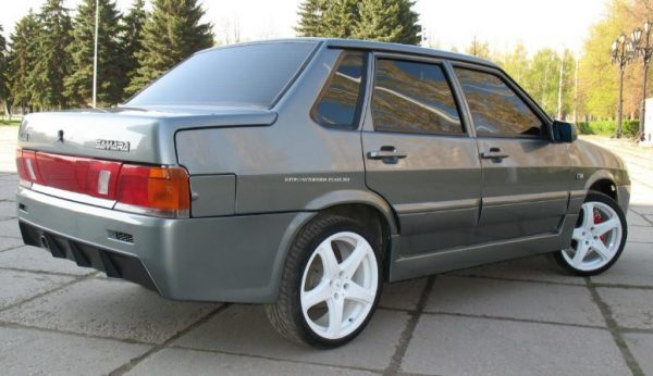 2 комплекта резины лето кованные R15 зима литые диски R14. обвес termit. Чип тюнинг. Спорт выхлоп, спорт подвеска plaza sport. Полностью перешит салон, дорогая музыка. Масло заливалось MOBIL 5W-50. В ближайшее будущее планирую поставить подсветку днища 6 млн. цветов.