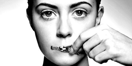 Рот на замок.