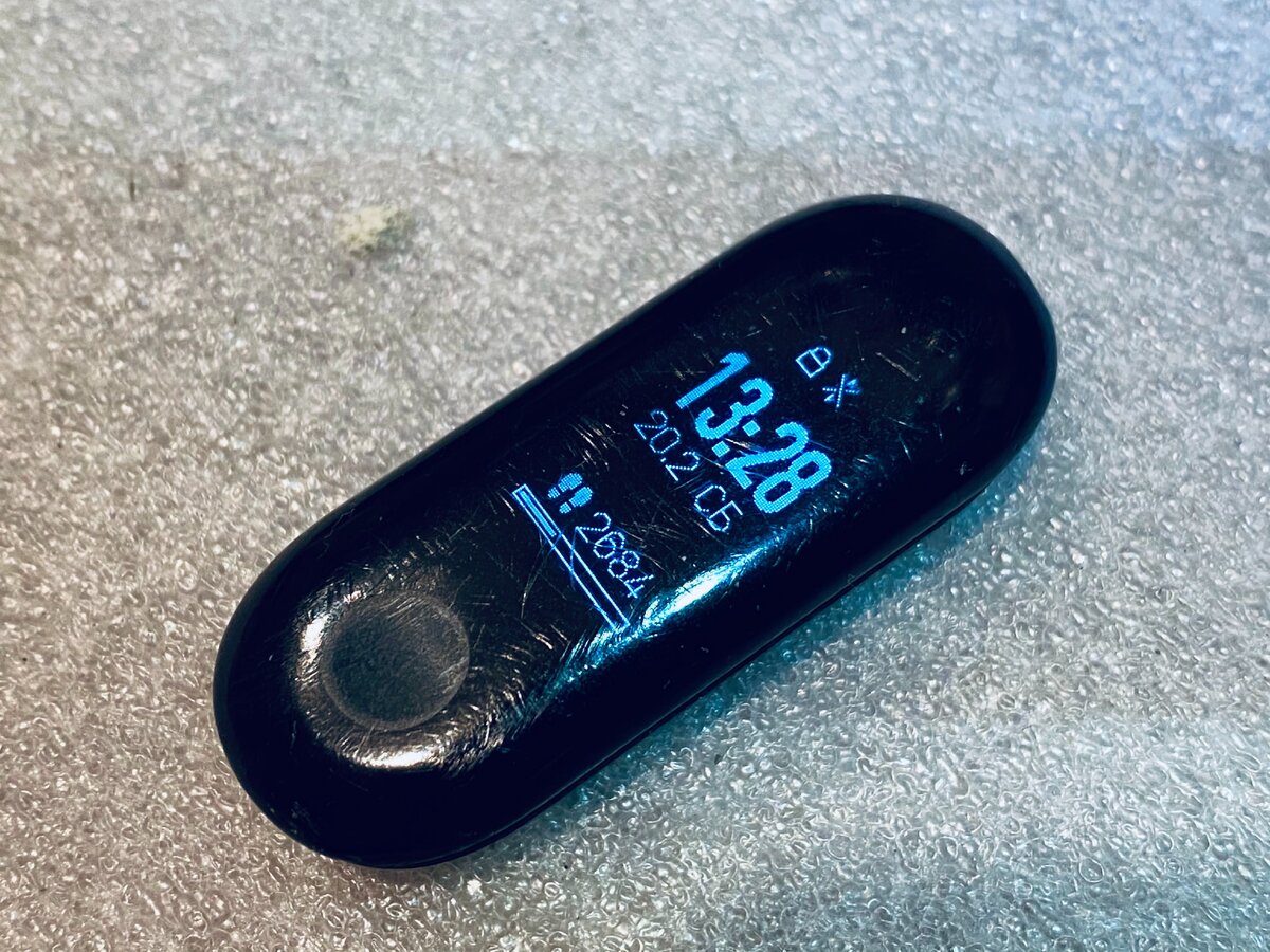 Затёрся до такой степени, что при дневном освещении информация с дисплея стала плохо читаема. 