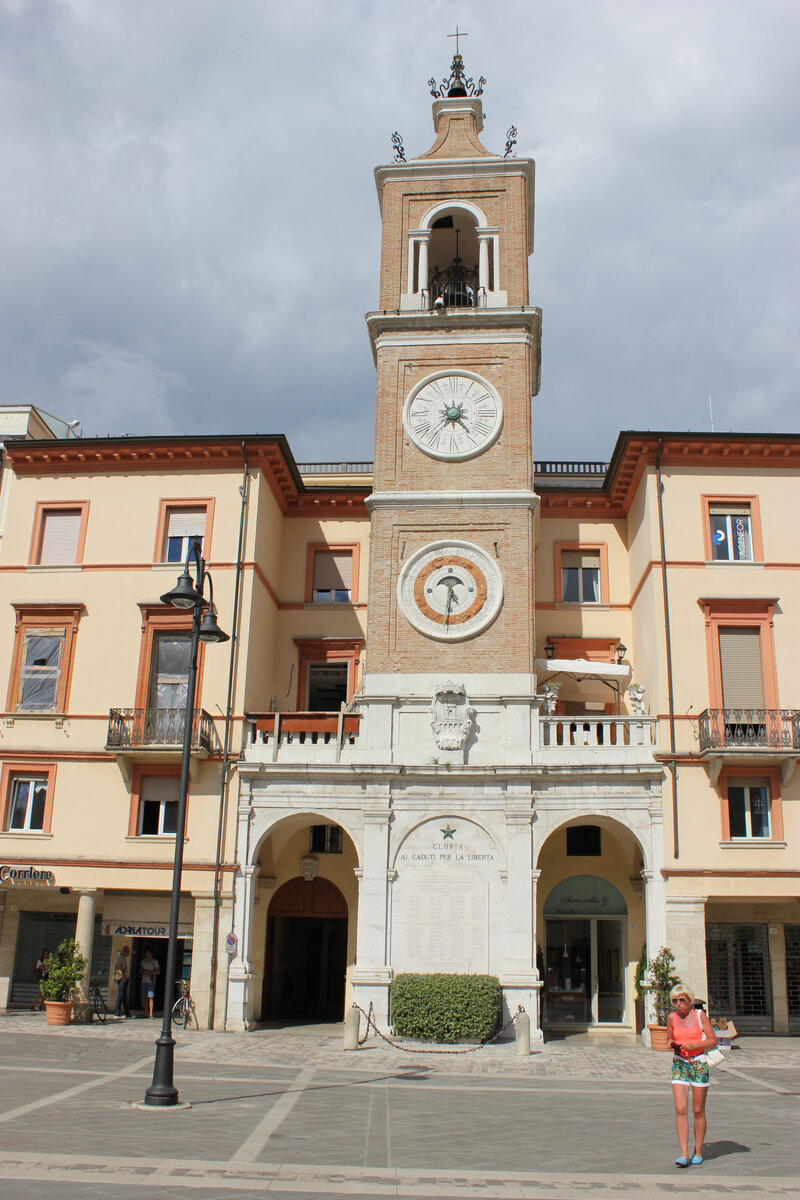 Италия. Римини, Площадь "Трех мучеников" ( Piazza "Tre Martiri"). Часовая башня. XVI век.