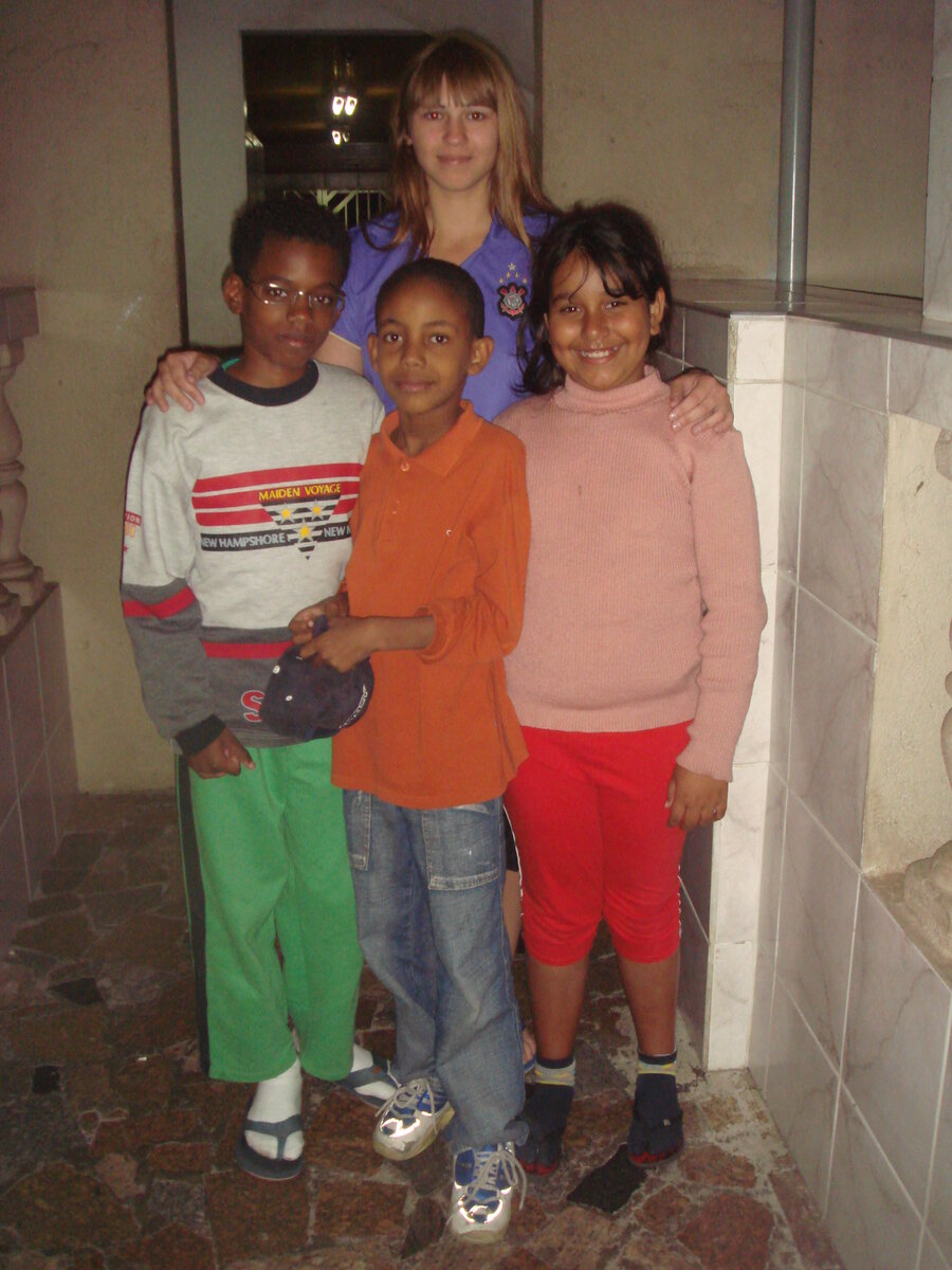 Дети во дворе дома Жу сразу стали ходить за мной как хвостики. Сейчас они уже совсем взрослые, кстати.