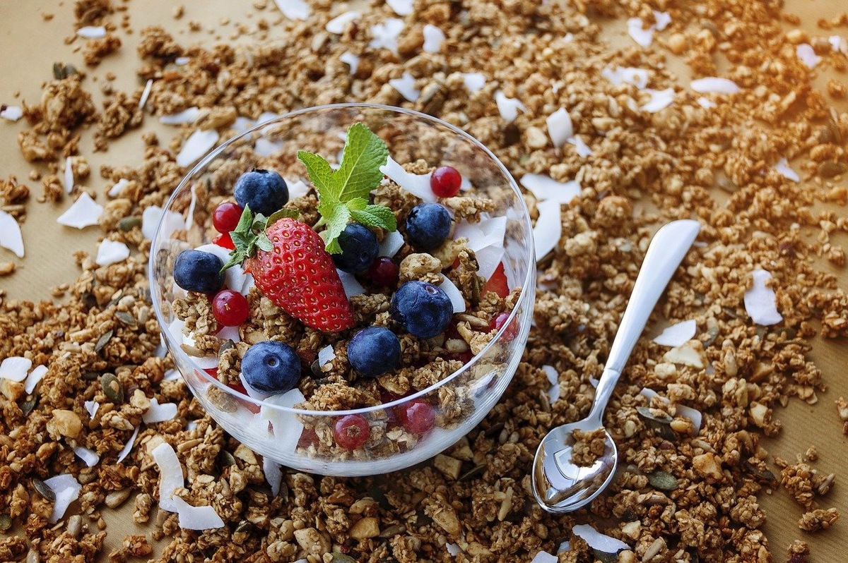 https://cdn.pixabay.com/photo/2018/05/29/21/50/granola-3440204_1280.jpg