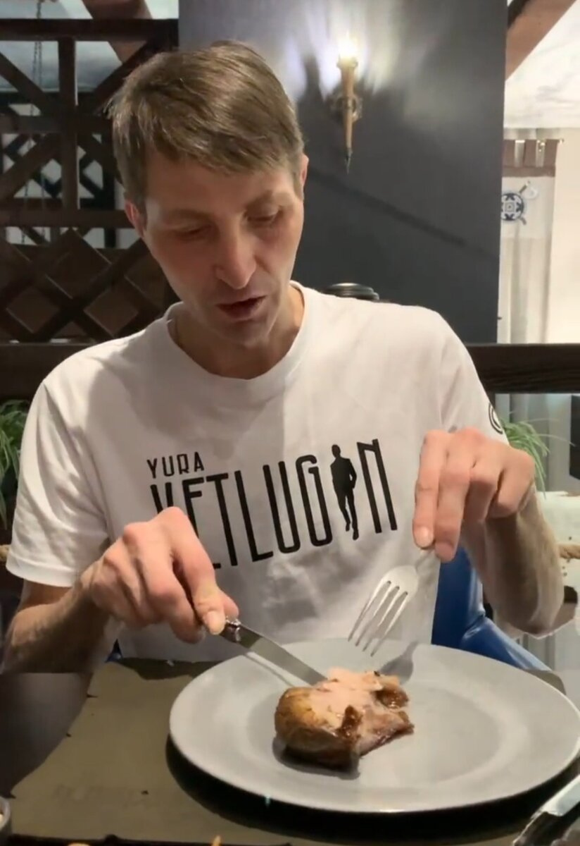 Кстати, теперь футболки с его именем и фамилией, а так же надписью "Верь" можно купить... половина стоимости пойдет Юрию. 