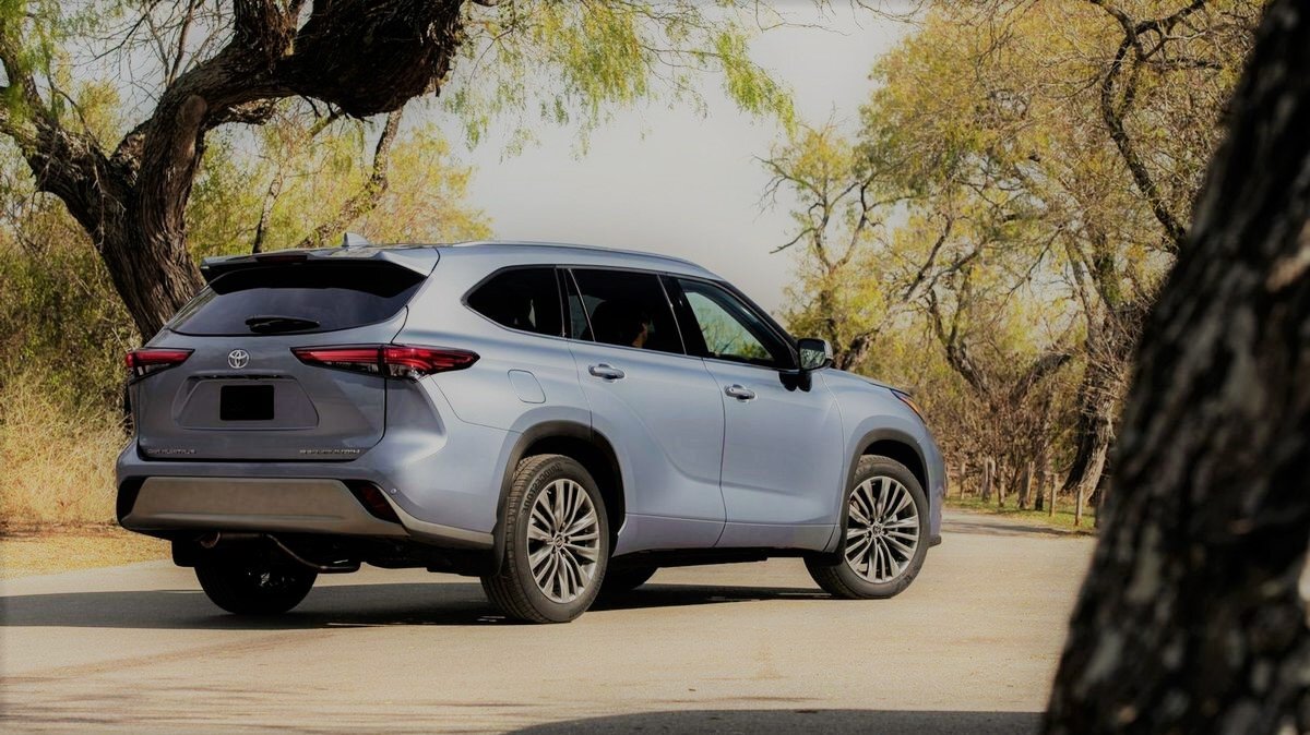 В новом Toyota Highlander Hybrid могут разместиться до семи пассажиров.