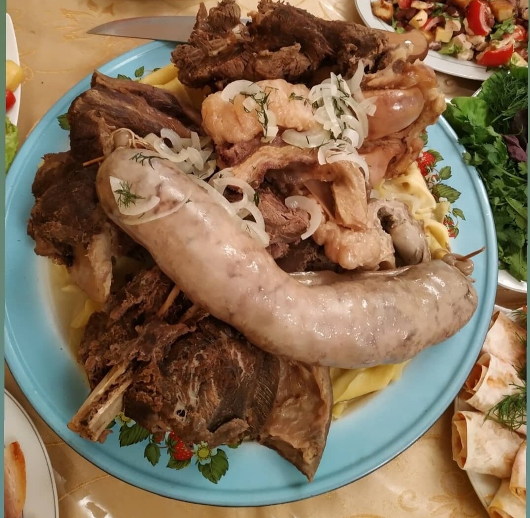 Бешбармак - это блюдо тюркоязычных народов, но его с удовольствием готовят все, кто хоть раз его пробовал. Это блюдо, как правило, готовят на большие семейные празднования или для угощения гостей. 