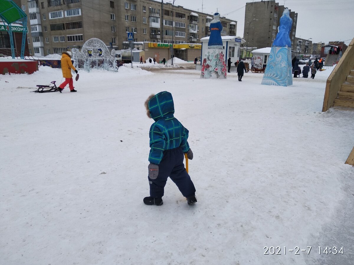 Фотография называется: всё, я пошёл с этой горки, не хочу с неё кататься, хочу лезть на высокую сцену, навернуться оттуда и потом расстроиться